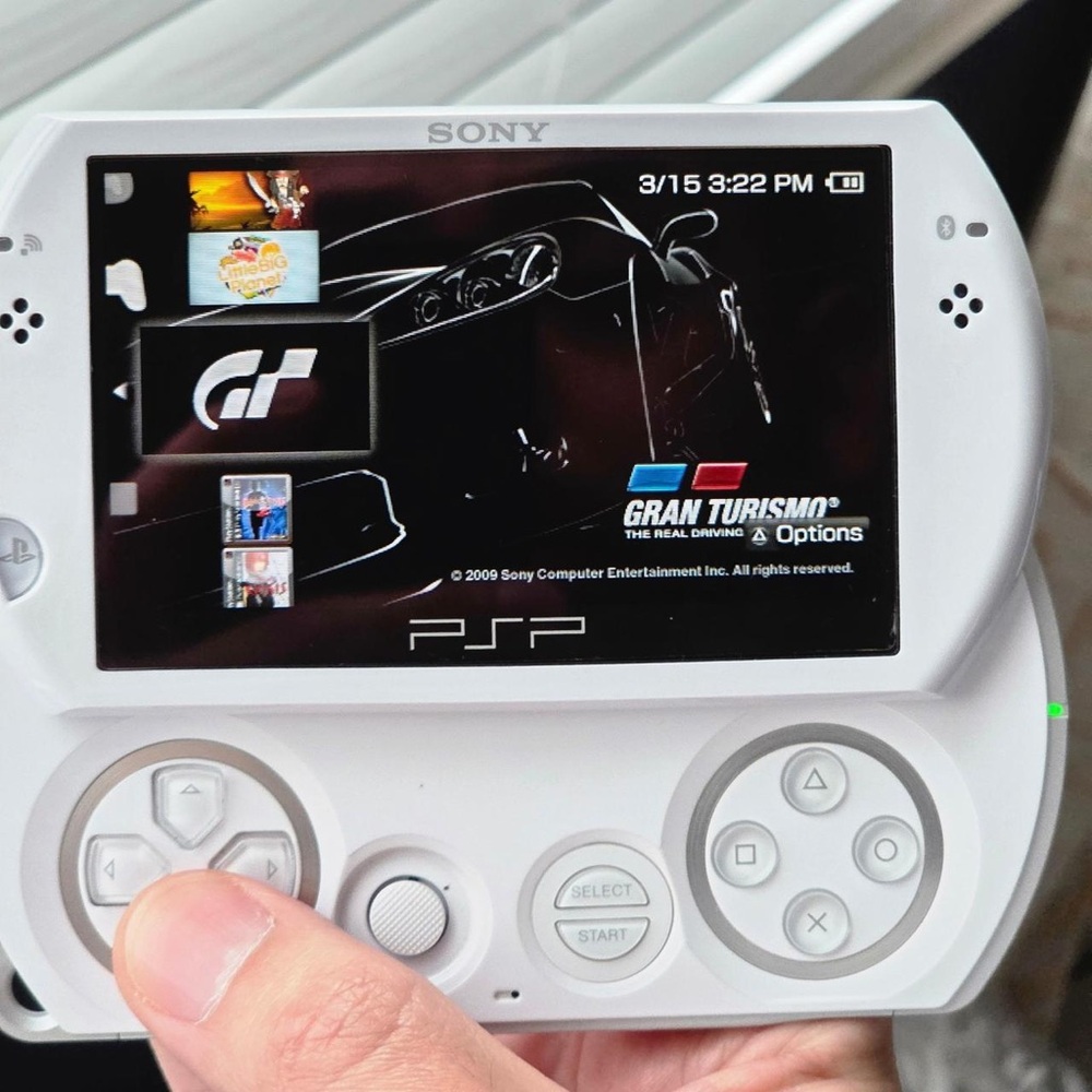Sony PSP Go 16GB Pearl White - Picture 11 of 12
